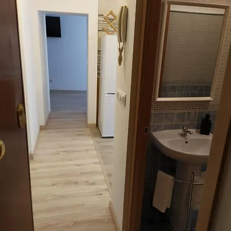 Cozy With A/c Near Apartment